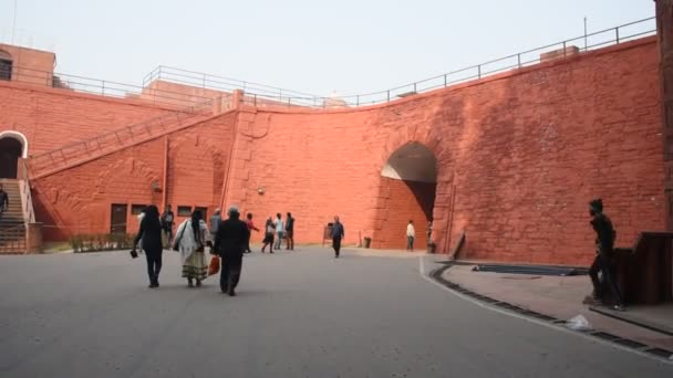 Delhi Ινδια Ιανουαριου 2018 Τουριστικοί Και Ντόπιοι Επισκέπτες Στο Ιστορικό — Αρχείο Βίντεο