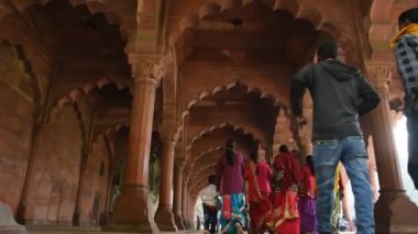 DELHI, INDIA 11 HAZİRAN 2018: Tarihi Kızıl Kale, Fort 'u ziyaret eden turist ve yerel halk, 1857 yılına kadar Hindistan' ın Babür İmparatoru UNESCO Dünya Mirası Alanının ikametgahıydı..