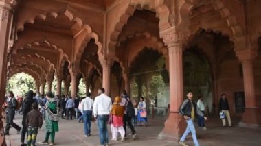DELHI, INDIA 11 HAZİRAN 2018: Tarihi Kızıl Kale, Fort 'u ziyaret eden turist ve yerel halk, 1857 yılına kadar Hindistan' ın Babür İmparatoru UNESCO Dünya Mirası Alanının ikametgahıydı..