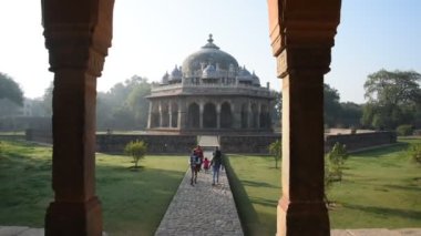 DELHI, Hindistan, 13 Şubat 2018: Turistler Humayun 'un Mezarını ziyaret etti. Humayun 'un Mezarı Delhi' nin en ünlü simgelerinden biridir. Anıt Tac Mahal 'e benzer bir mimari tasarıma sahiptir..