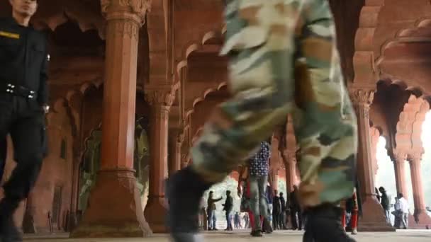 Delhi India Ianuarie 2018 Turiști Localnici Care Vizitează Fort Roșu — Videoclip de stoc