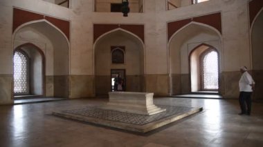 DELHI, Hindistan, 13 Şubat 2018: Turistler Humayun 'un Mezarını ziyaret etti. Humayun 'un Mezarı Delhi' nin en ünlü simgelerinden biridir. Anıt Tac Mahal 'e benzer bir mimari tasarıma sahiptir..