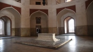 DELHI, Hindistan, 13 Şubat 2018: Turistler Humayun 'un Mezarını ziyaret etti. Humayun 'un Mezarı Delhi' nin en ünlü simgelerinden biridir. Anıt Tac Mahal 'e benzer bir mimari tasarıma sahiptir..