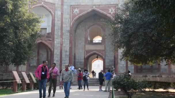 Delhi India February 2018 Tourists Visit Humayun Tomb Humayun Tomb — Stock Video