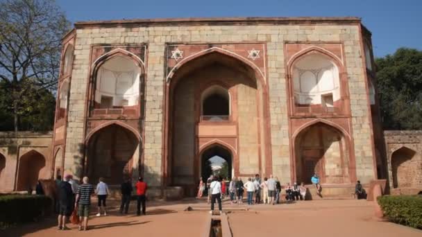 Delhi India February 2018 Tourists Visit Humayun Tomb Humayun Tomb — Stock Video