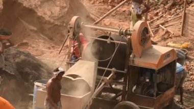 MUMBAI, MAHARASHTRA, INDIA 18 Aralık 2019: İnşaat işçileri bir inşaat sahasında çalışıyorlar