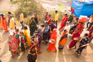 AMRAVATI, MAHARASHTRA, INDIA 20 HAZİRAN 2020: Köyün caddesinde kimliği belirsiz insanlar.