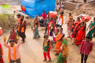 AMRAVATI, MAHARASHTRA, INDIA 20 HAZİRAN 2020: Köyün caddesinde kimliği belirsiz insanlar.