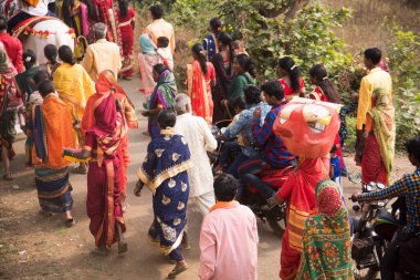 AMRAVATI, MAHARASHTRA, INDIA 20 HAZİRAN 2020: Köyün caddesinde kimliği belirsiz insanlar.