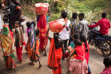 AMRAVATI, MAHARASHTRA, INDIA 20 HAZİRAN 2020: Köyün caddesinde kimliği belirsiz insanlar.