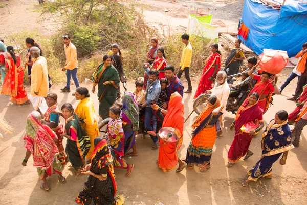 AMRAVATI, MAHARASHTRA, INDIA 20 HAZİRAN 2020: Köyün caddesinde kimliği belirsiz insanlar.