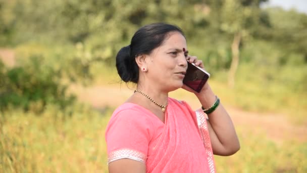 Indiase Vrouw Traditionele Doek Met Behulp Van Smartphone Openlucht Veranderend — Stockvideo