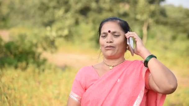 Wanita India Dalam Pakaian Tradisional Menggunakan Smartphone Luar Ruangan Mengubah — Stok Video