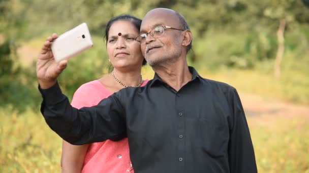 Boldog Idős Indiai Pár Férj Feleség Csinál Egy Szelfit Okostelefonon — Stock videók