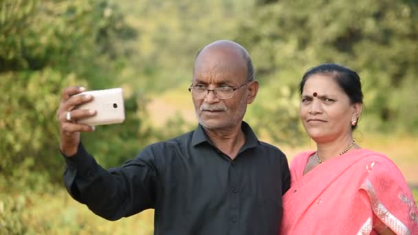 Felice Coppia Indiana Anziana Marito Moglie Prendendo Selfie Smartphone Sorridendo — Video Stock