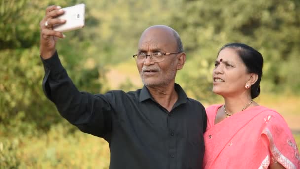 Feliz Casal Indiano Sênior Marido Mulher Tomando Uma Selfie Smartphone — Vídeo de Stock