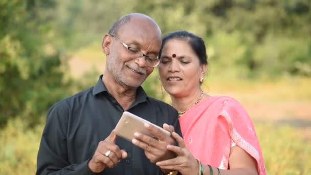 Glad Äldre Indiska Par Man Och Hustru Med Hjälp Smartphone — Stockvideo