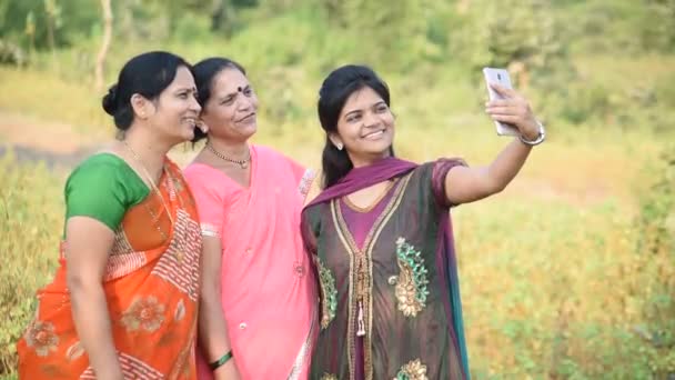 Indyjskie Kobiety Robią Selfie Świeżym Powietrzu — Wideo stockowe