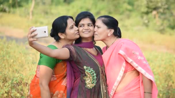 Індійські Жінки Роблять Селфі Відкритому Повітрі — стокове відео