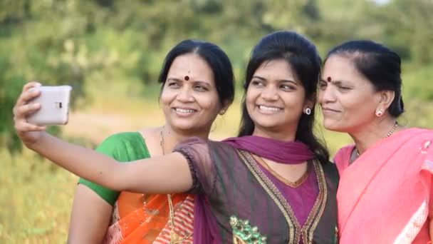 Mulheres Indianas Tirando Uma Selfie Livre — Vídeo de Stock