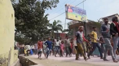 VRINDAVAN, INDIA 10 Mart 2017: Hacılar ve yerliler, Vrindavan, Hindistan 'da, Parikrama sırasında şehrin etrafında yürürler.