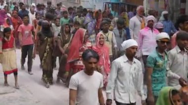 VRINDAVAN, INDIA 10 Mart 2017: Hacılar ve yerliler, Vrindavan, Hindistan 'da, Parikrama sırasında şehrin etrafında yürürler.