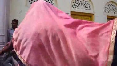 MATHURA, Hindistan 9 Mart 2017: Hindistan halkı Mathura 'daki Holi kutlamaları sırasında dans ediyor ve renklerle oynuyor, Holi Festivali Hindistan' ın en ünlü dini festivali..
