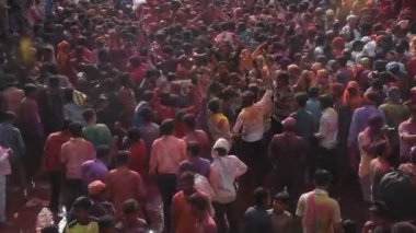 VRINDAVAN, INDIA 10 Mart 2017: Hacılar ve yerliler, Vrindavan, Hindistan 'da, Parikrama sırasında şehrin etrafında yürürler.