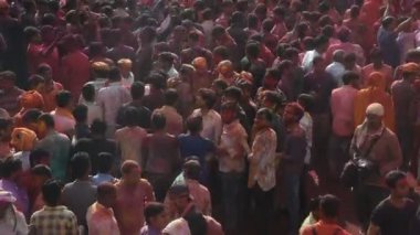 Büyük Hindu hayranları birbirlerine renkli tozlarla oynayıp Krishna tapınağında Holi 'yi kutluyorlar..