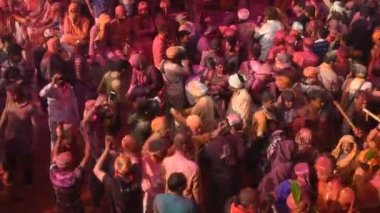  Büyük Hindu hayranları birbirlerine renkli tozlarla oynayıp Krishna tapınağında Holi 'yi kutluyorlar..