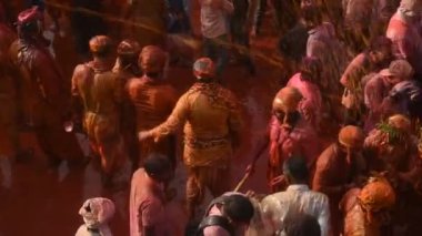  Büyük Hindu hayranları birbirlerine renkli tozlarla oynayıp Krishna tapınağında Holi 'yi kutluyorlar..