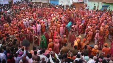  Hindistan 'ın Nandgaon kentinde düzenlenen Lathmar Holi kutlamasında kadınlar erkekleri uzun sopalarla döverdi. Holi, Ind 'deki en ünlü dini festivaldir.