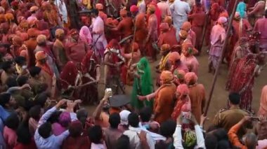  Hindistan 'ın Nandgaon kentinde düzenlenen Lathmar Holi kutlamasında kadınlar erkekleri uzun sopalarla döverdi. Holi, Ind 'deki en ünlü dini festivaldir.