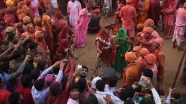  Hindistan 'ın Nandgaon kentinde düzenlenen Lathmar Holi kutlamasında kadınlar erkekleri uzun sopalarla döverdi. Holi, Ind 'deki en ünlü dini festivaldir.