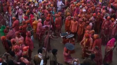  Hindistan 'ın Nandgaon kentinde düzenlenen Lathmar Holi kutlamasında kadınlar erkekleri uzun sopalarla döverdi. Holi, Ind 'deki en ünlü dini festivaldir.