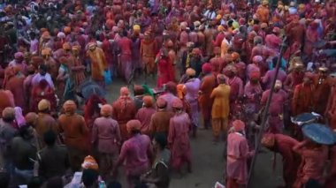  Hindistan 'ın Nandgaon kentinde düzenlenen Lathmar Holi kutlamasında kadınlar erkekleri uzun sopalarla döverdi. Holi, Ind 'deki en ünlü dini festivaldir.