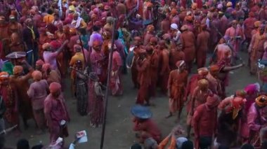  Hindistan 'ın Nandgaon kentinde düzenlenen Lathmar Holi kutlamasında kadınlar erkekleri uzun sopalarla döverdi. Holi, Ind 'deki en ünlü dini festivaldir.