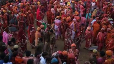  Hindistan 'ın Nandgaon kentinde düzenlenen Lathmar Holi kutlamasında kadınlar erkekleri uzun sopalarla döverdi. Holi, Ind 'deki en ünlü dini festivaldir.
