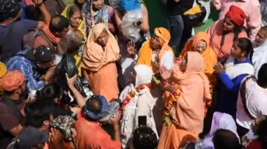 VRINDAVAN, INDIA 9 Mart 2017: Hintli bir dul, Hindistan 'ın Uttar Pradesh kentindeki Vrindavan Tapınağı' nda, Hint bahar renk festivali Holi 'yi kutluyor..