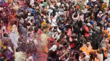 VRINDAVAN, INDIA 9 Mart 2017: Hintli bir dul, Hindistan 'ın Uttar Pradesh kentindeki Vrindavan Tapınağı' nda, Hint bahar renk festivali Holi 'yi kutluyor..