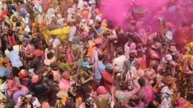 VRINDAVAN, INDIA 9 Mart 2017: Hintli bir dul, Hindistan 'ın Uttar Pradesh kentindeki Vrindavan Tapınağı' nda, Hint bahar renk festivali Holi 'yi kutluyor..