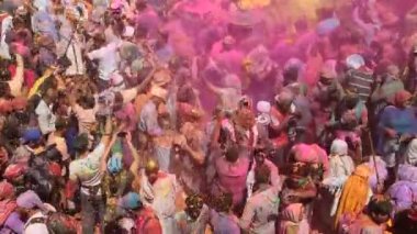 VRINDAVAN, INDIA 9 Mart 2017: Hintli bir dul, Hindistan 'ın Uttar Pradesh kentindeki Vrindavan Tapınağı' nda, Hint bahar renk festivali Holi 'yi kutluyor..