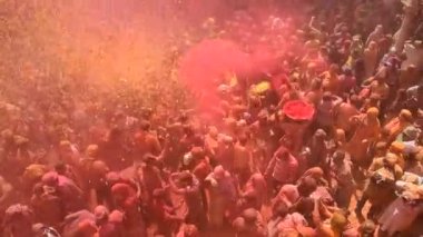VRINDAVAN, INDIA 9 Mart 2017: Hintli bir dul, Hindistan 'ın Uttar Pradesh kentindeki Vrindavan Tapınağı' nda, Hint bahar renk festivali Holi 'yi kutluyor..