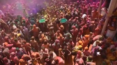 VRINDAVAN, INDIA 9 Mart 2017: Hintli bir dul, Hindistan 'ın Uttar Pradesh kentindeki Vrindavan Tapınağı' nda, Hint bahar renk festivali Holi 'yi kutluyor..