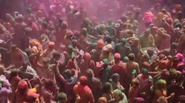 VRINDAVAN, INDIA 9 Mart 2017: Hintli bir dul, Hindistan 'ın Uttar Pradesh kentindeki Vrindavan Tapınağı' nda, Hint bahar renk festivali Holi 'yi kutluyor..