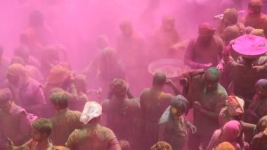 VRINDAVAN, INDIA 9 Mart 2017: Hintli bir dul, Hindistan 'ın Uttar Pradesh kentindeki Vrindavan Tapınağı' nda, Hint bahar renk festivali Holi 'yi kutluyor..
