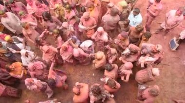 VRINDAVAN, INDIA 9 Mart 2017: Hintli bir dul, Hindistan 'ın Uttar Pradesh kentindeki Vrindavan Tapınağı' nda, Hint bahar renk festivali Holi 'yi kutluyor..