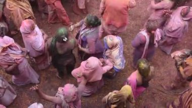 VRINDAVAN, INDIA 9 Mart 2017: Hintli bir dul, Hindistan 'ın Uttar Pradesh kentindeki Vrindavan Tapınağı' nda, Hint bahar renk festivali Holi 'yi kutluyor..