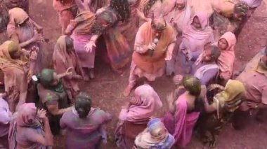 VRINDAVAN, INDIA 9 Mart 2017: Hintli bir dul, Hindistan 'ın Uttar Pradesh kentindeki Vrindavan Tapınağı' nda, Hint bahar renk festivali Holi 'yi kutluyor..