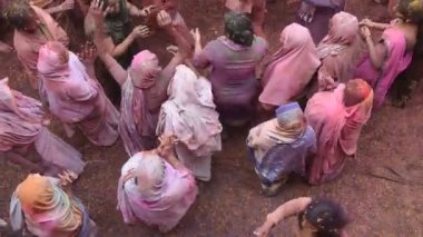 VRINDAVAN, INDIA 9 Mart 2017: Hintli bir dul, Hindistan 'ın Uttar Pradesh kentindeki Vrindavan Tapınağı' nda, Hint bahar renk festivali Holi 'yi kutluyor..